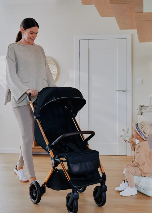Wózek spacerowy 8,2 kg, składanie jedną ręką, do 22 kg - Cloe Black Onyx - Lionelo