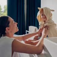 lionelo Muslin Hooded Towel Beige Sand — ręcznik kąpielowy z kapturkiem