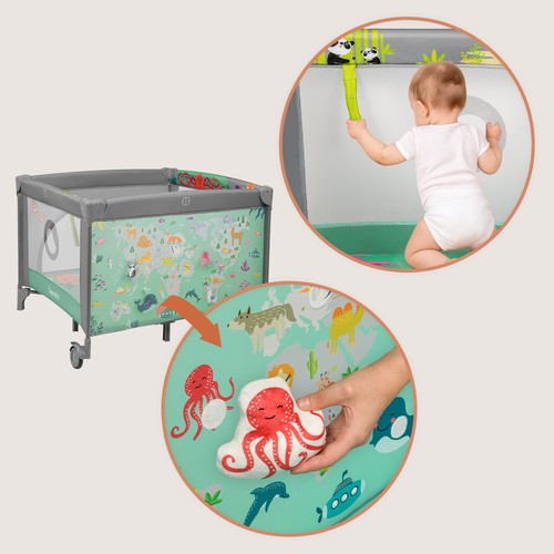 dziecko bawi się w kojcu