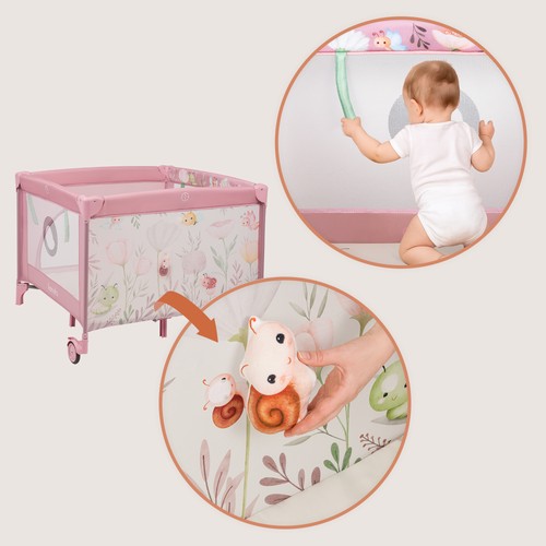 dziecko bawi się w kojcu