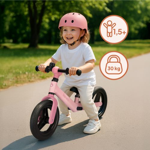 Dziewczynka w kasku na rowerku