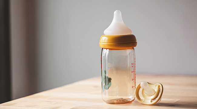 Jak wyparzyć i wysterylizować butelkę, smoczek dla dziecka?