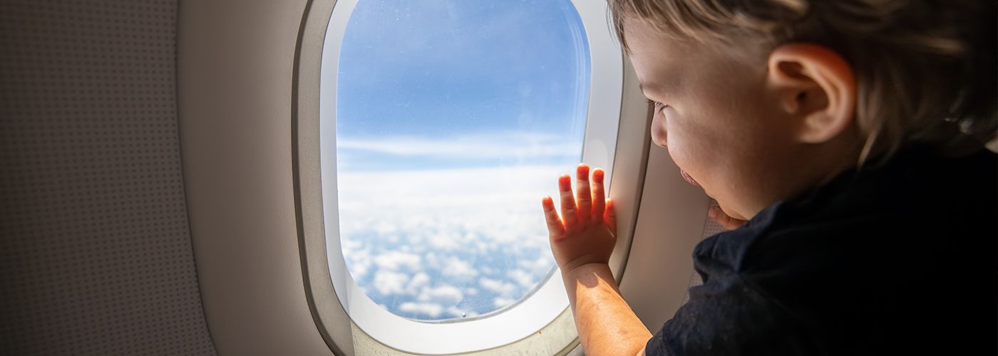 Lot z niemowlakiem - jak przygotować się do podróży samolotem z maluchem