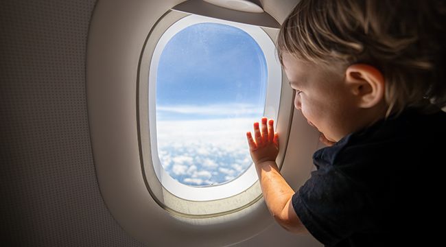 Lot z niemowlakiem - jak przygotować się do podróży samolotem z maluchem